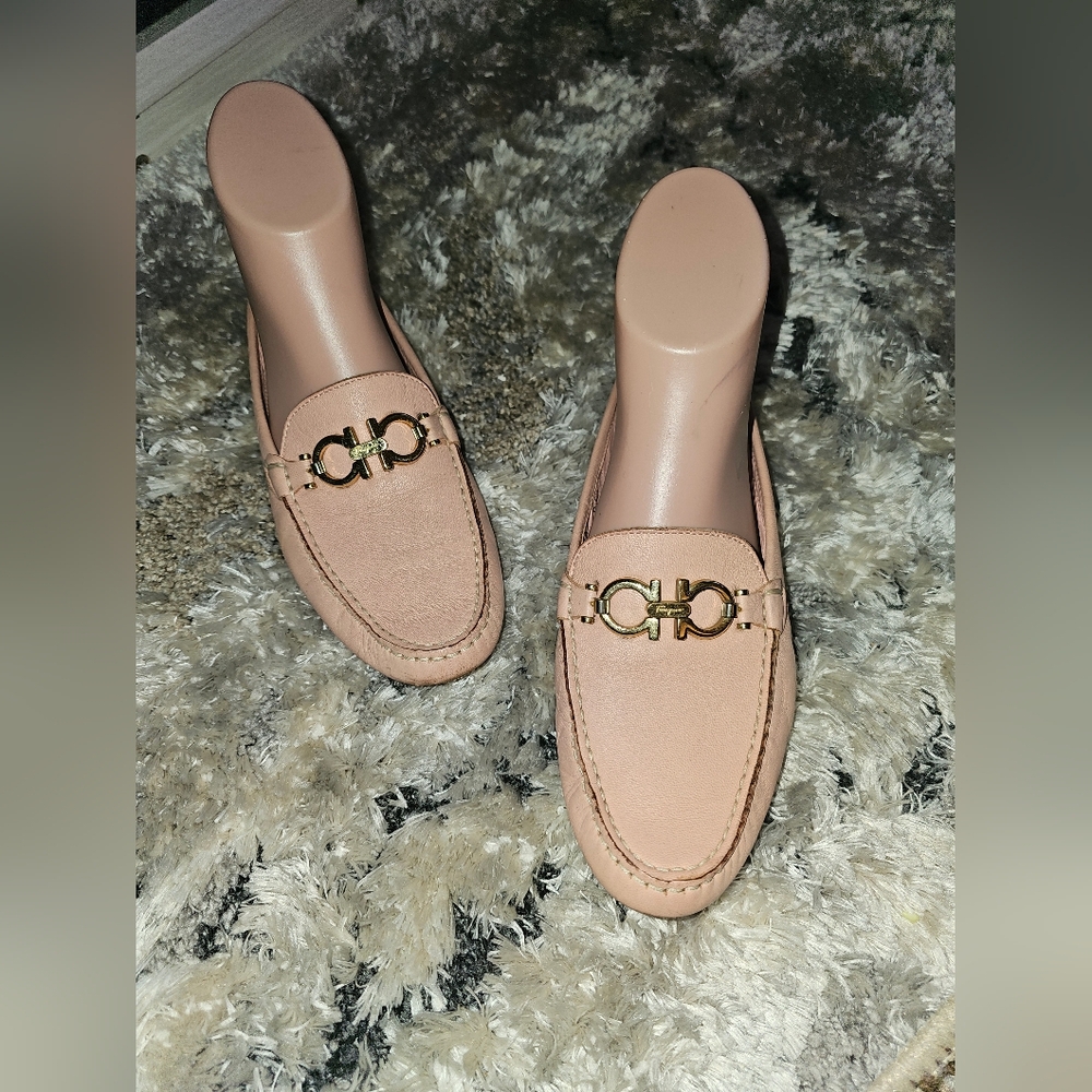 SALVATORE FERRAGAMO Gancini Buckle Gorgeous Light Pink/Coral Mules 6.5C